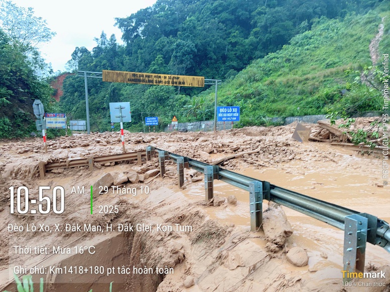 Đường Hồ Chí Minh qua Quảng Ngãi ách tắc hoàn toàn do sạt lở - Ảnh 1. Đường Hồ Chí Minh qua Quảng Ngãi ách tắc hoàn toàn do sạt lở - Ảnh 1.