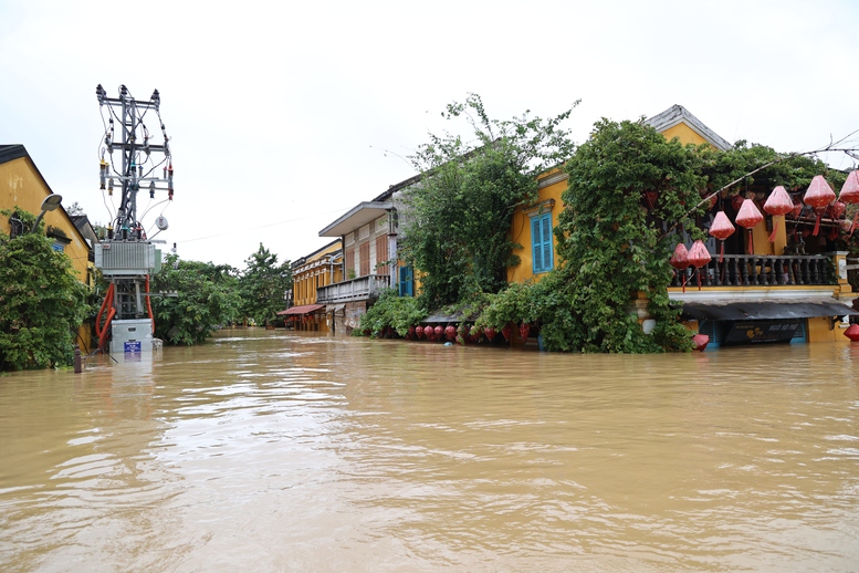 Duy trì nghiêm chế độ ứng trực; tập trung lực lượng, phương tiện khắc phục hậu quả mưa lũ ở miền Trung- Ảnh 3. Duy trì nghiêm chế độ ứng trực; tập trung lực lượng, phương tiện khắc phục hậu quả mưa lũ ở miền Trung- Ảnh 3.