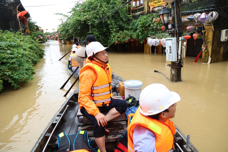 EVNCPC huy động toàn lực khắc phục sự cố điện do mưa lũ- Ảnh 1. EVNCPC huy động toàn lực khắc phục sự cố điện do mưa lũ- Ảnh 1.