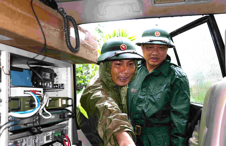 Tô thắm hình ảnh Bộ đội Cụ Hồ trong lòng nhân dân vùng lũ- Ảnh 3. Tô thắm hình ảnh Bộ đội Cụ Hồ trong lòng nhân dân vùng lũ- Ảnh 3.