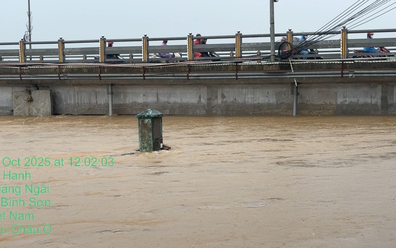 Phương án di chuyển khi quốc lộ, cao tốc qua miền Trung tắc nghẽn do mưa lũ- Ảnh 3. Quảng Ngãi: Nước lũ dâng cao, cấm phương tiện lưu thông qua cầu Châu Ổ