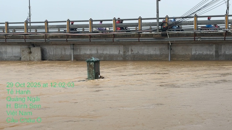 Quảng Ngãi: Nước lũ dâng cao, cấm phương tiện lưu thông qua cầu Châu Ổ- Ảnh 2. Quảng Ngãi: Nước lũ dâng cao, cấm phương tiện lưu thông qua cầu Châu Ổ- Ảnh 2.