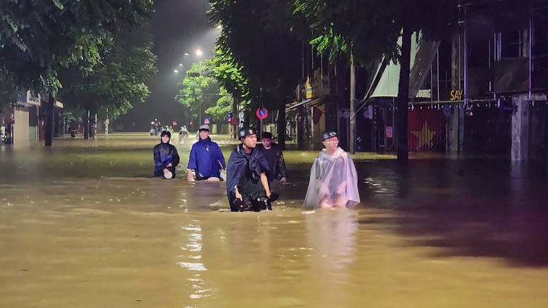 Mưa lũ gây thiệt hại nặng từ Huế đến Quảng Ngãi- Ảnh 1. Mưa lũ gây thiệt hại nặng từ Huế đến Quảng Ngãi- Ảnh 1.