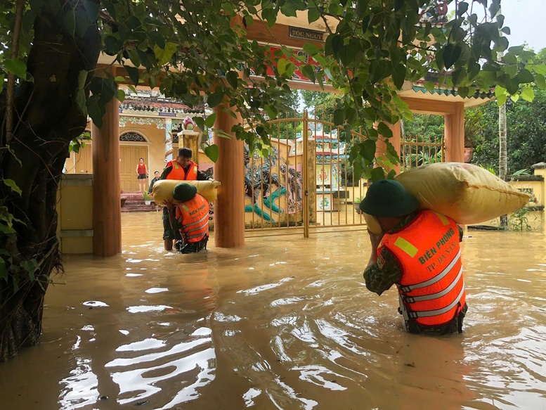 Bộ đội Biên phòng Đà Nẵng sát cánh cùng nhân dân vượt qua mưa lũ- Ảnh 4. Bộ đội Biên phòng Đà Nẵng sát cánh cùng nhân dân vượt qua mưa lũ- Ảnh 4.