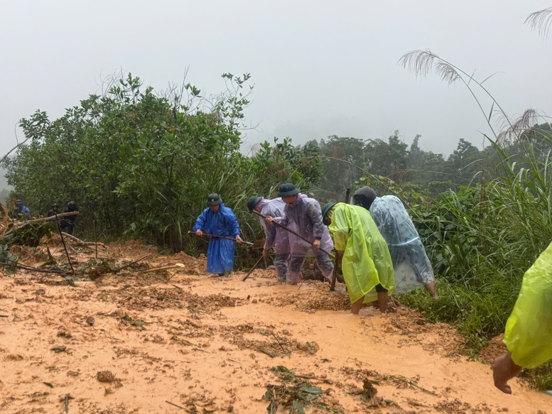 Bộ đội Biên phòng Đà Nẵng sát cánh cùng nhân dân vượt qua mưa lũ- Ảnh 5. Bộ đội Biên phòng Đà Nẵng sát cánh cùng nhân dân vượt qua mưa lũ- Ảnh 5.