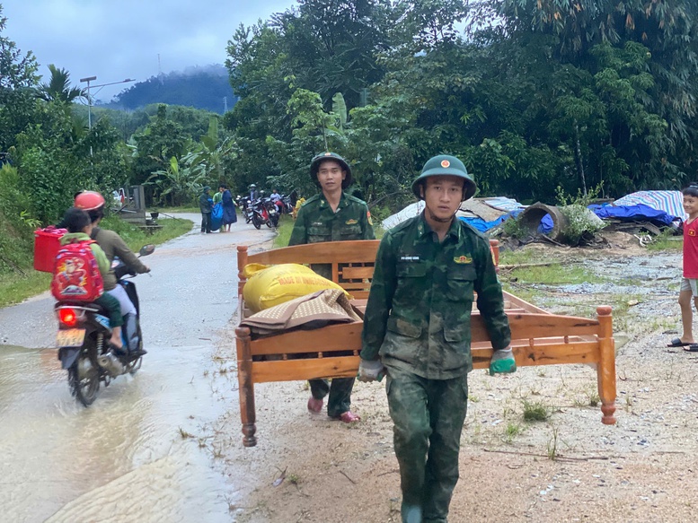 Bộ đội Biên phòng Đà Nẵng sát cánh cùng nhân dân vượt qua mưa lũ- Ảnh 7. Bộ đội Biên phòng Đà Nẵng sát cánh cùng nhân dân vượt qua mưa lũ- Ảnh 7.