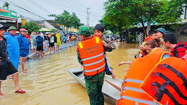 Bộ đội Biên phòng Đà Nẵng sát cánh cùng nhân dân vượt qua mưa lũ- Ảnh 10. Bộ đội Biên phòng Đà Nẵng sát cánh cùng nhân dân vượt qua mưa lũ- Ảnh 10.