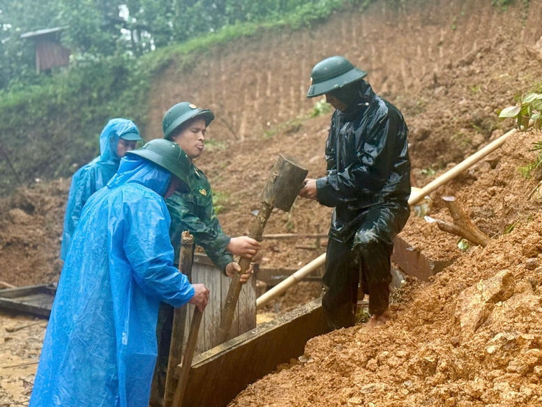 Bộ đội Biên phòng Đà Nẵng sát cánh cùng nhân dân vượt qua mưa lũ- Ảnh 8. Bộ đội Biên phòng Đà Nẵng sát cánh cùng nhân dân vượt qua mưa lũ- Ảnh 8.