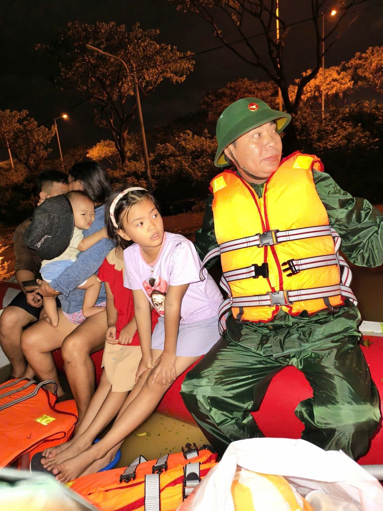 Bộ đội Biên phòng Đà Nẵng sát cánh cùng nhân dân vượt qua mưa lũ- Ảnh 9. Bộ đội Biên phòng Đà Nẵng sát cánh cùng nhân dân vượt qua mưa lũ- Ảnh 9.
