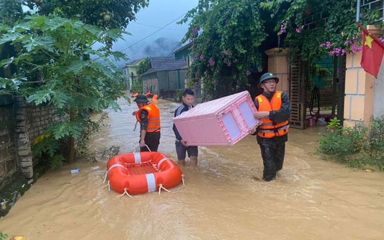 Quân đội yêu cầu điều động lực lượng, phương tiện cao nhất giúp dân chống lũ tại miền Trung