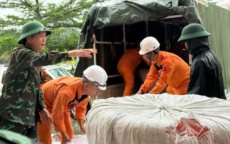 Cứu trợ khẩn cấp hàng trăm áo phao, phao bè cho người dân Huế 