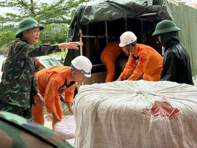 Cứu trợ khẩn cấp hàng trăm áo phao, phao bè cho người dân Huế - Ảnh 2. Cứu trợ khẩn cấp hàng trăm áo phao, phao bè cho người dân Huế - Ảnh 2.