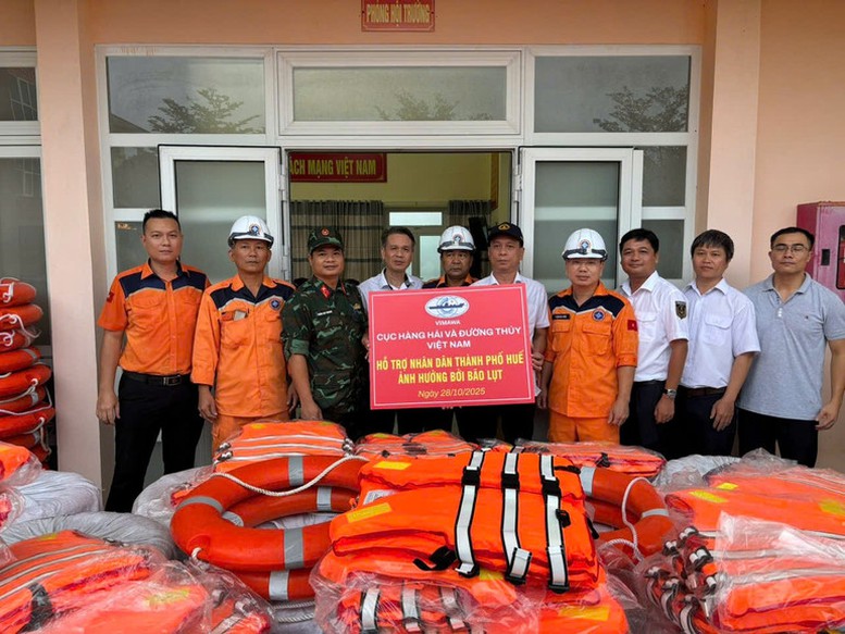 Cứu trợ khẩn cấp hàng trăm áo phao, phao bè cho người dân Huế - Ảnh 1. Cứu trợ khẩn cấp hàng trăm áo phao, phao bè cho người dân Huế - Ảnh 1.