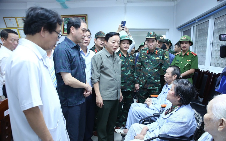 Phó Thủ tướng Trần Hồng Hà kiểm tra tình hình ứng phó, khắc phục hậu quả do mưa lũ, ngập lụt gây ra tại TP. Đà Nẵng- Ảnh 5. Phó Thủ tướng Trần Hồng Hà thăm, động viên bệnh nhân và nhân viên y tế Bệnh viện Phục hồi chức năng Huế