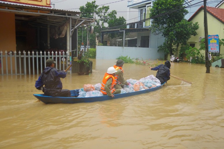 Duy trì nghiêm chế độ ứng trực; tập trung lực lượng, phương tiện khắc phục hậu quả mưa lũ ở miền Trung- Ảnh 1. Duy trì nghiêm chế độ ứng trực; tập trung lực lượng, phương tiện khắc phục hậu quả mưa lũ ở miền Trung- Ảnh 1.
