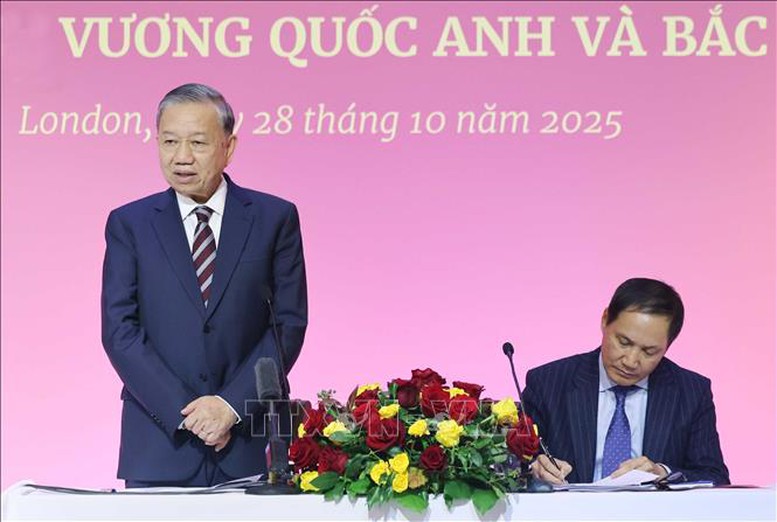 Tổng Bí thư gặp gỡ cộng đồng người Việt Nam và cán bộ Đại sứ quán Việt Nam tại Anh- Ảnh 1. Tổng Bí thư gặp gỡ cộng đồng người Việt Nam và cán bộ Đại sứ quán Việt Nam tại Anh- Ảnh 1.