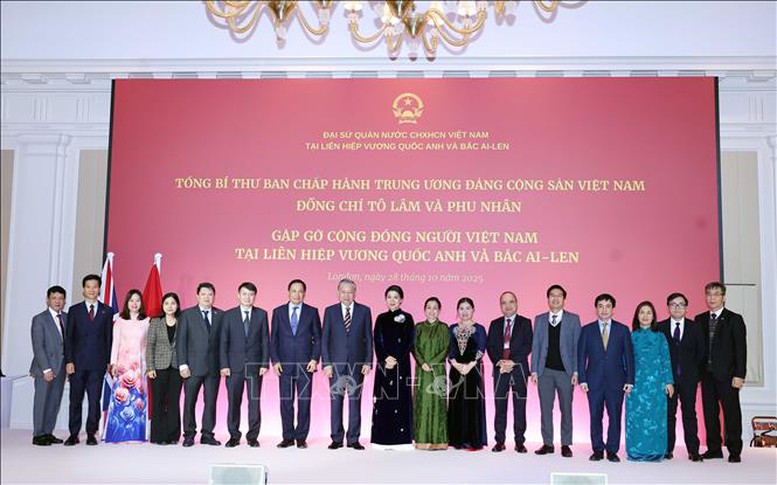 Tổng Bí thư gặp gỡ cộng đồng người Việt Nam và cán bộ Đại sứ quán Việt Nam tại Anh- Ảnh 4. Tổng Bí thư gặp gỡ cộng đồng người Việt Nam và cán bộ Đại sứ quán Việt Nam tại Anh- Ảnh 4.