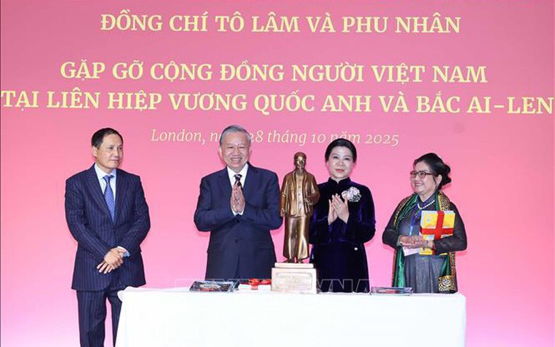 Tổng Bí thư gặp gỡ cộng đồng người Việt Nam và cán bộ Đại sứ quán Việt Nam tại Anh