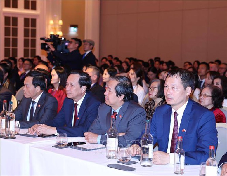 Tổng Bí thư gặp gỡ cộng đồng người Việt Nam và cán bộ Đại sứ quán Việt Nam tại Anh- Ảnh 3. Tổng Bí thư gặp gỡ cộng đồng người Việt Nam và cán bộ Đại sứ quán Việt Nam tại Anh- Ảnh 3.