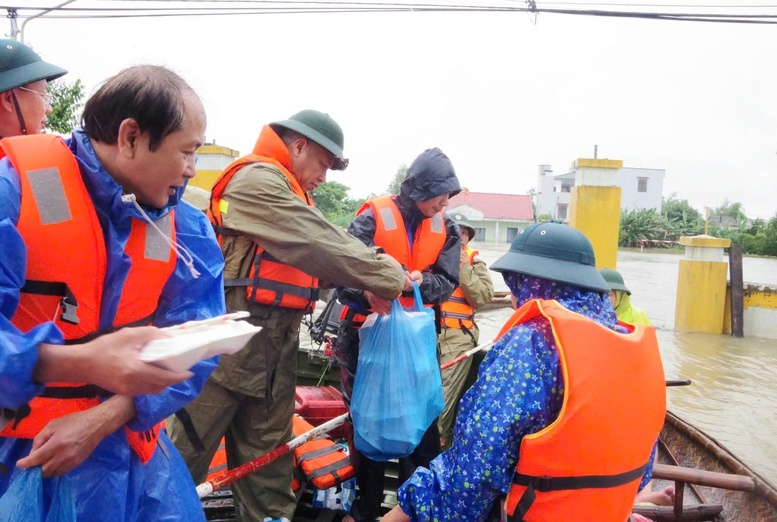 Tô thắm hình ảnh Bộ đội Cụ Hồ trong lòng nhân dân vùng lũ- Ảnh 7. Tô thắm hình ảnh Bộ đội Cụ Hồ trong lòng nhân dân vùng lũ- Ảnh 7.