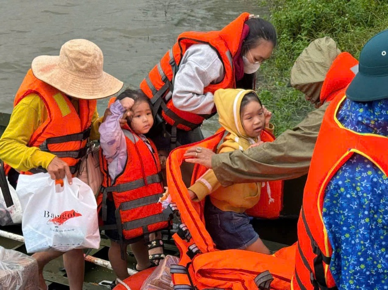 Tô thắm hình ảnh Bộ đội Cụ Hồ trong lòng nhân dân vùng lũ- Ảnh 6. Tô thắm hình ảnh Bộ đội Cụ Hồ trong lòng nhân dân vùng lũ- Ảnh 6.