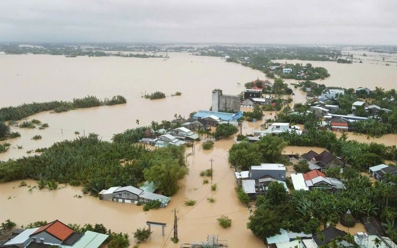 Tô thắm hình ảnh Bộ đội Cụ Hồ trong lòng nhân dân vùng lũ- Ảnh 14. Đà Nẵng: Nước lũ dâng cao cô lập 10 xã, phường, sơ tán 15.886 người