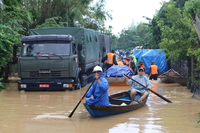 Đà Nẵng: Nước lũ dâng cao cô lập 10 xã, phường, sơ tán 15.886 người- Ảnh 3. Đà Nẵng: Nước lũ dâng cao cô lập 10 xã, phường, sơ tán 15.886 người- Ảnh 3.