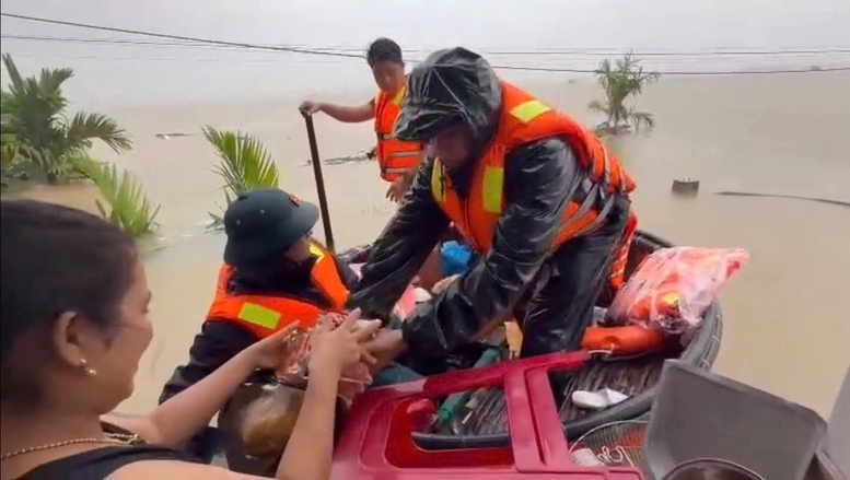 Đà Nẵng: Nước lũ dâng cao cô lập 10 xã, phường, sơ tán 15.886 người- Ảnh 4. Đà Nẵng: Nước lũ dâng cao cô lập 10 xã, phường, sơ tán 15.886 người- Ảnh 4.