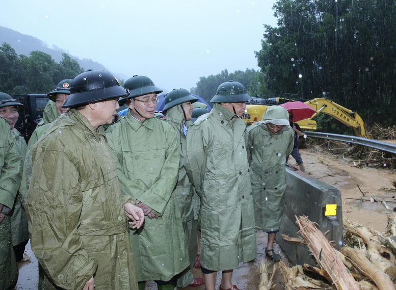 Phó Thủ tướng Trần Hồng Hà kiểm tra và chỉ đạo khắc phục sạt lở trên tuyến cao tốc La Sơn – Hòa Liên- Ảnh 2. Phó Thủ tướng Trần Hồng Hà kiểm tra và chỉ đạo khắc phục sạt lở trên tuyến cao tốc La Sơn – Hòa Liên- Ảnh 2.