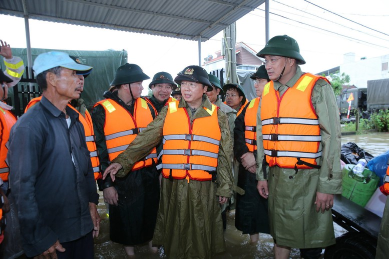 Phó Thủ tướng Trần Hồng Hà thăm hỏi, động viên người dân bị cô lập trong vùng lũ ở Đà Nẵng- Ảnh 2. Phó Thủ tướng Trần Hồng Hà thăm hỏi, động viên người dân bị cô lập trong vùng lũ ở Đà Nẵng- Ảnh 2.