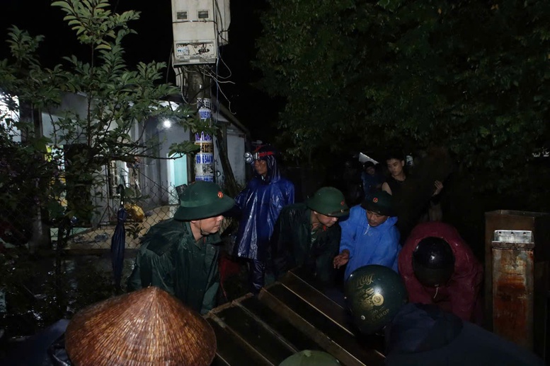 Lực lượng Sư đoàn 315 xuyên đêm gia cố tuyến kè biển An Lương, Đà Nẵng- Ảnh 7.