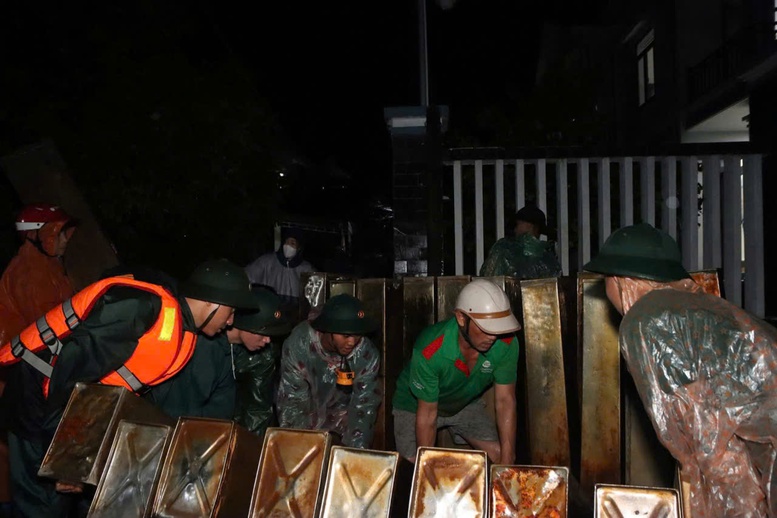 Lực lượng Sư đoàn 315 xuyên đêm gia cố tuyến kè biển An Lương, Đà Nẵng- Ảnh 4.