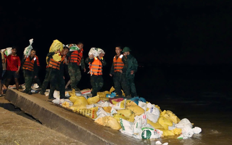 Lực lượng Sư đoàn 315 xuyên đêm gia cố tuyến kè biển An Lương, Đà Nẵng