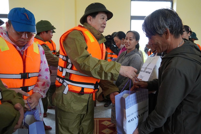 Phó Thủ tướng Mai Văn Chính thăm hỏi, động viên người dân vùng lũ Quảng Trị- Ảnh 3.