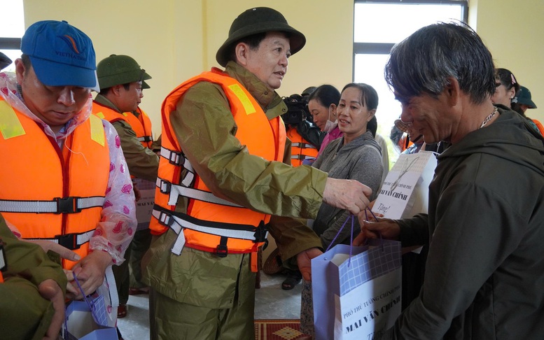 Phó Thủ tướng Mai Văn Chính thăm hỏi, động viên người dân vùng lũ Quảng Trị