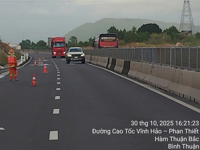 Nước rút, khôi phục lưu thông phương tiện trên cao tốc Vĩnh Hảo-Phan Thiết - Ảnh 1. Nước rút, khôi phục lưu thông phương tiện trên cao tốc Vĩnh Hảo-Phan Thiết - Ảnh 1.