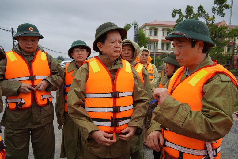 Phó Thủ tướng Mai Văn Chính thăm hỏi, động viên người dân vùng lũ Quảng Trị- Ảnh 1.