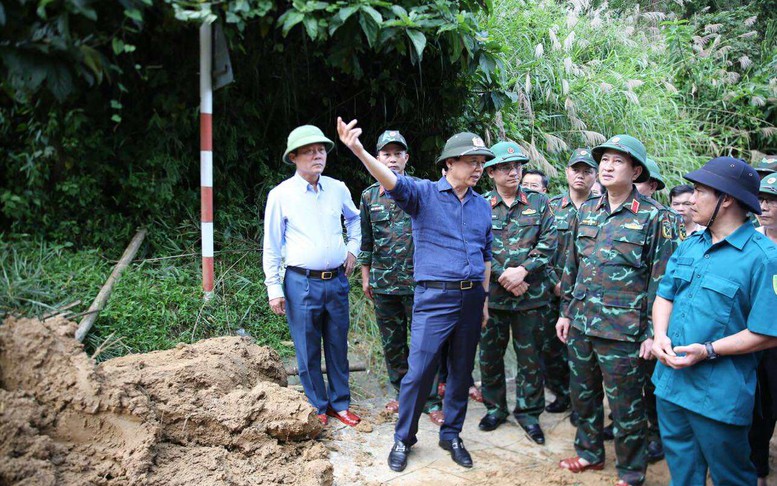 Phó Thủ tướng Trần Hồng Hà kiểm tra công tác khắc phục hậu quả mưa lũ tại xã miền núi phía tây Quảng Ngãi