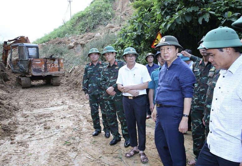 Phó Thủ tướng Trần Hồng Hà kiểm tra công tác khắc phục hậu quả mưa lũ tại xã miền núi phía tây Quảng Ngãi- Ảnh 1.