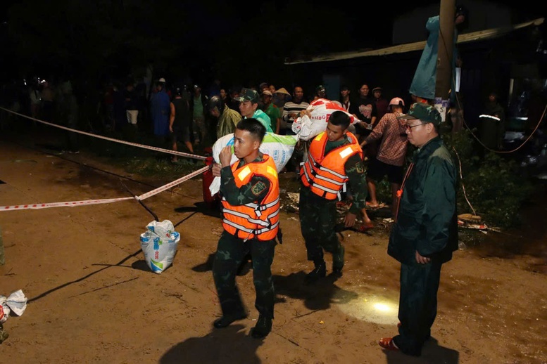 Lực lượng Sư đoàn 315 xuyên đêm gia cố tuyến kè biển An Lương, Đà Nẵng- Ảnh 2.