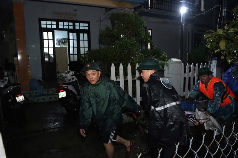 Lực lượng Sư đoàn 315 xuyên đêm gia cố tuyến kè biển An Lương, Đà Nẵng- Ảnh 5.