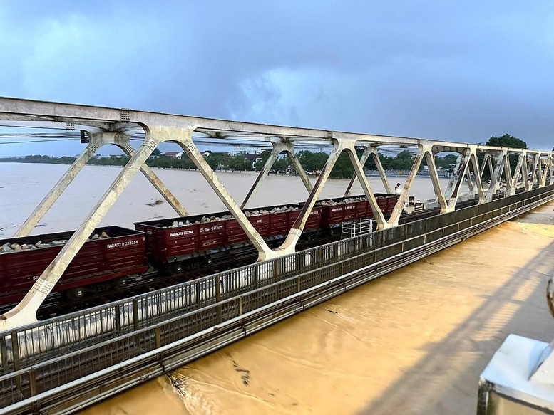 Lũ sông Hương dâng cao, đường sắt tiếp tục đưa 2 tàu chở 1.100 tấn đá giữ cầu- Ảnh 1. Lũ sông Hương dâng cao, đường sắt tiếp tục đưa 2 tàu chở 1.100 tấn đá giữ cầu- Ảnh 1.