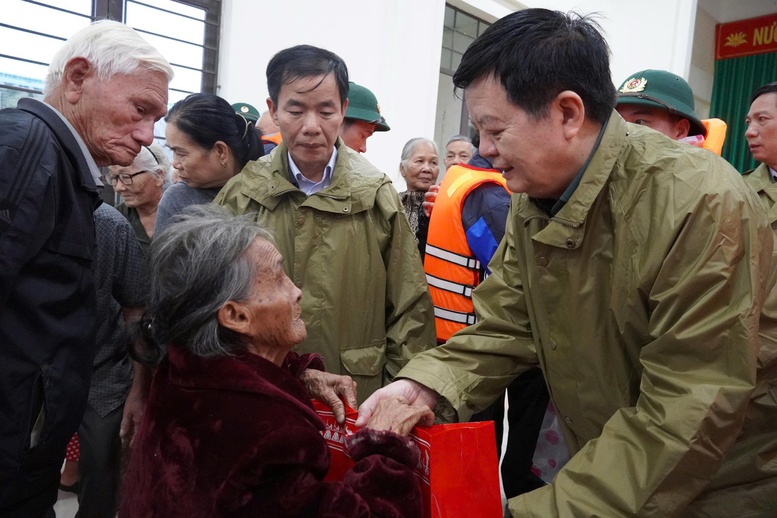 Phó Thủ tướng Mai Văn Chính thăm hỏi, động viên người dân vùng lũ Quảng Trị- Ảnh 6.