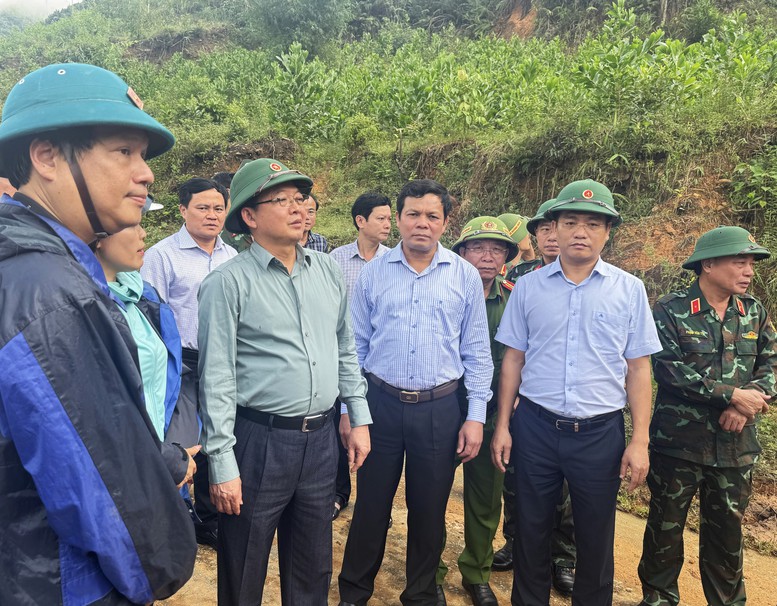 Phó Thủ tướng Hồ Quốc Dũng thăm hỏi, động viên người dân bị ảnh hưởng do sạt lở đất tại Quảng Ngãi- Ảnh 2.