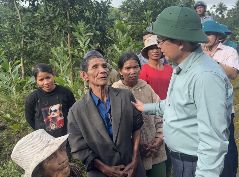 Phó Thủ tướng Hồ Quốc Dũng thăm hỏi, động viên người dân bị ảnh hưởng do sạt lở đất tại Quảng Ngãi- Ảnh 4.