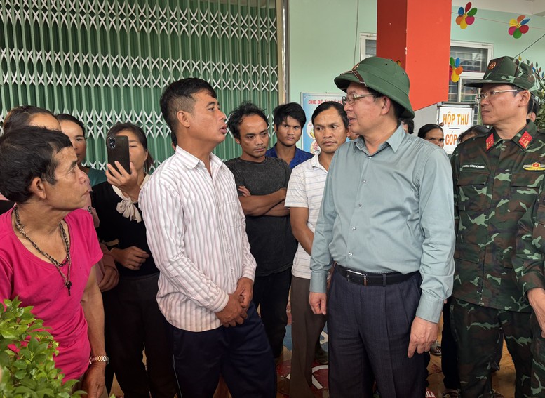 Phó Thủ tướng Hồ Quốc Dũng thăm hỏi, động viên người dân bị ảnh hưởng do sạt lở đất tại Quảng Ngãi- Ảnh 6.