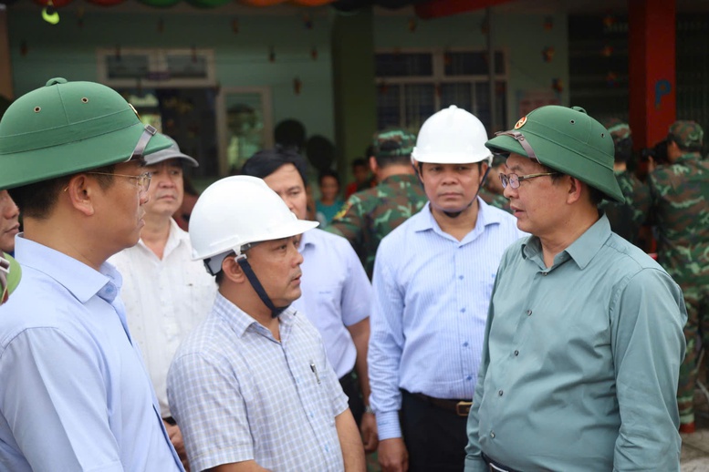 Phó Thủ tướng Hồ Quốc Dũng thăm hỏi, động viên người dân bị ảnh hưởng do sạt lở đất tại Quảng Ngãi- Ảnh 8.