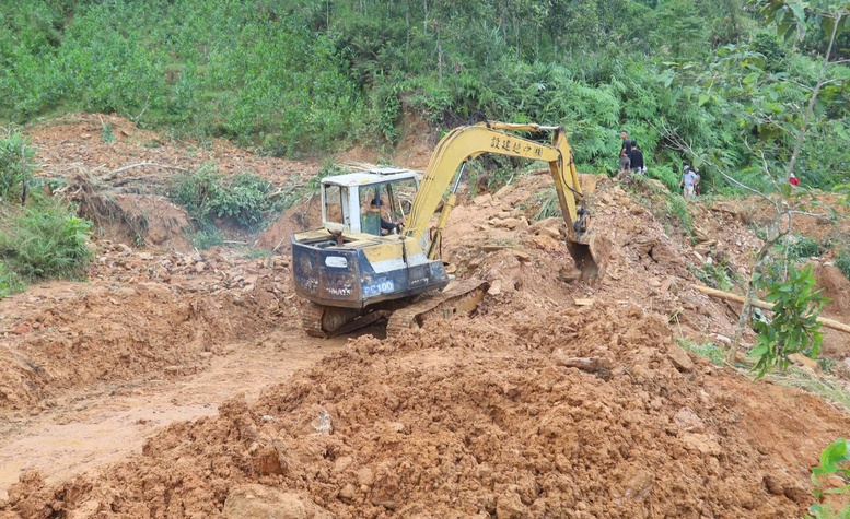 Phó Thủ tướng Hồ Quốc Dũng thăm hỏi, động viên người dân bị ảnh hưởng do sạt lở đất tại Quảng Ngãi- Ảnh 3.