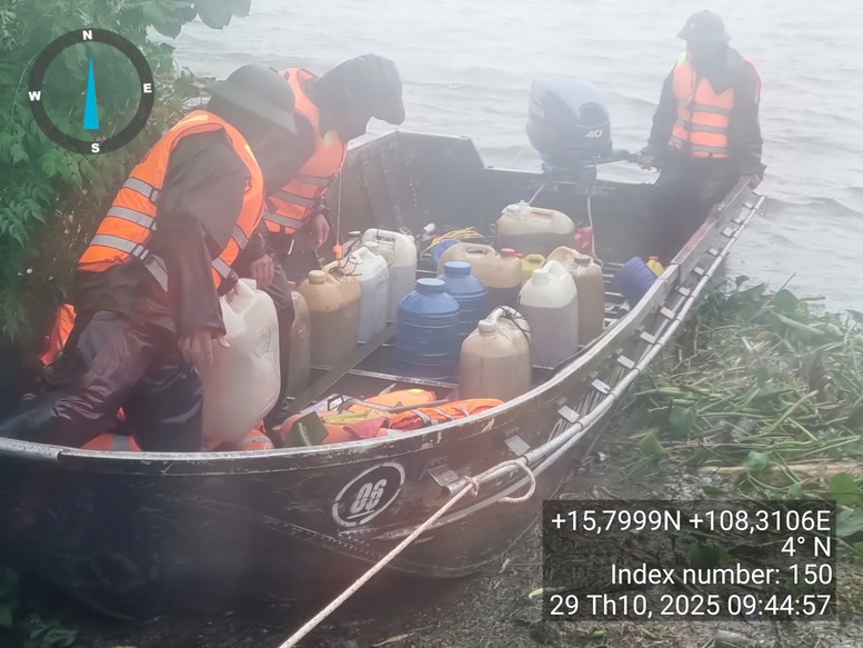 VNPT 'vượt lũ' để kết nối những cuộc gọi bình an- Ảnh 1. VNPT 'vượt lũ' để kết nối những cuộc gọi bình an- Ảnh 1.