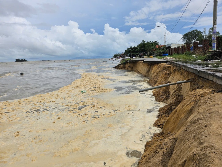 Hàng nghìn người 'vá kè' chống lũ lịch sử, cứu làng ở hạ lưu sông Thu Bồn- Ảnh 3. Hàng nghìn người 'vá kè' chống lũ lịch sử, cứu làng ở hạ lưu sông Thu Bồn- Ảnh 3.